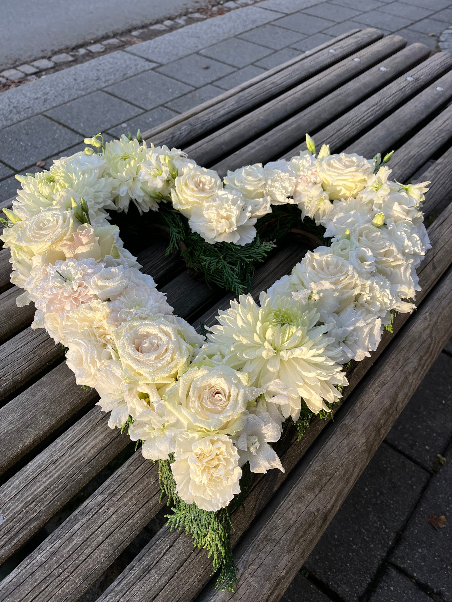 Åpent hjerte med hvite blomster inkl.bånd