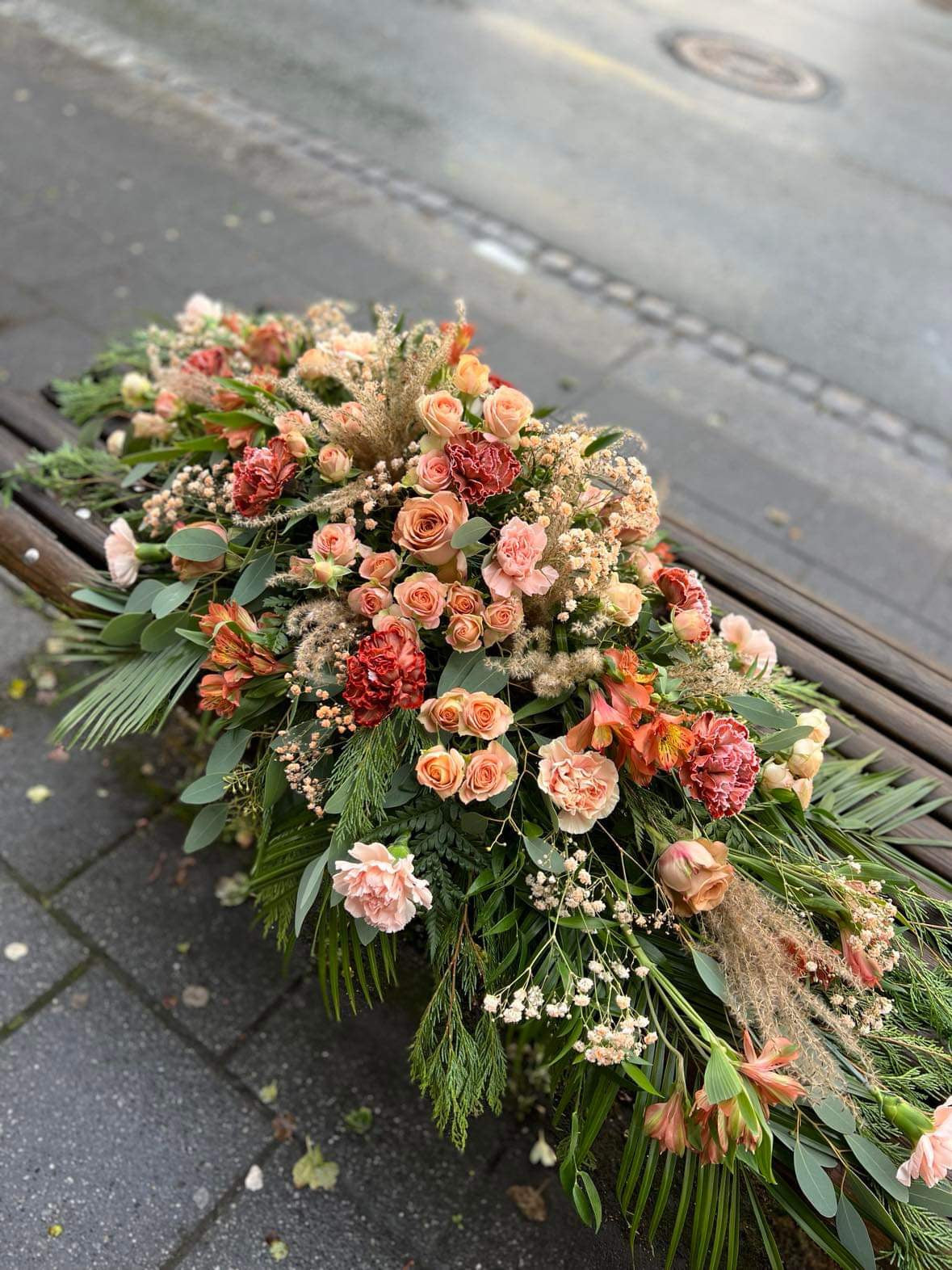 Kistepynt i duse varme farger inkl.bånd lages fra 3500,- – Rosepikene AS