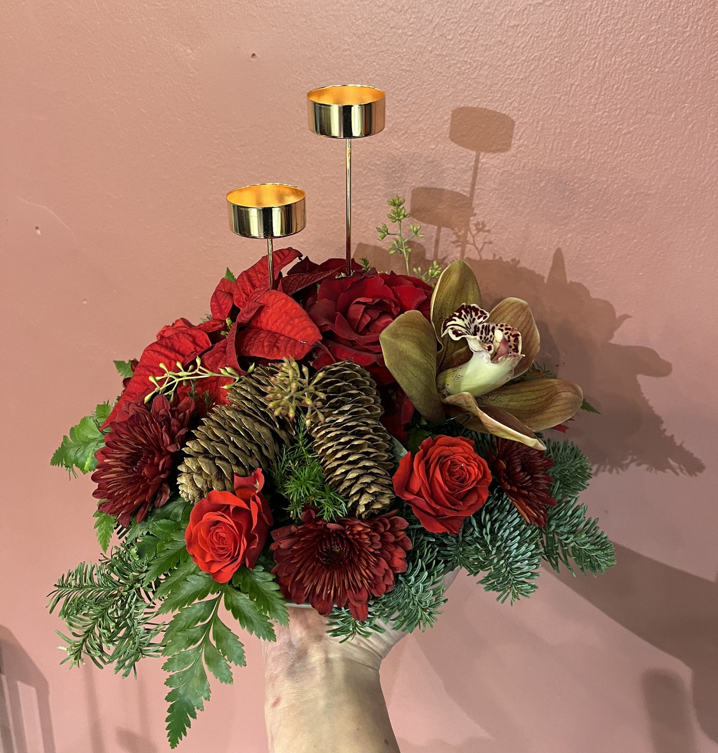 Rød dekorasjon med lys