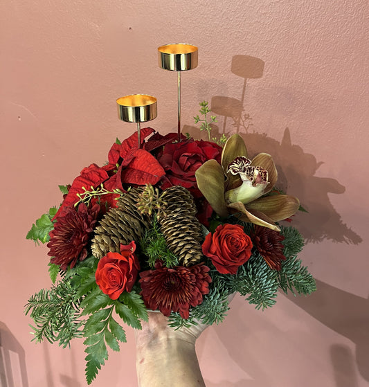 Rød dekorasjon med lys